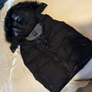 GAP Black Puffer Vest with black Lining with removable faux black fur trim